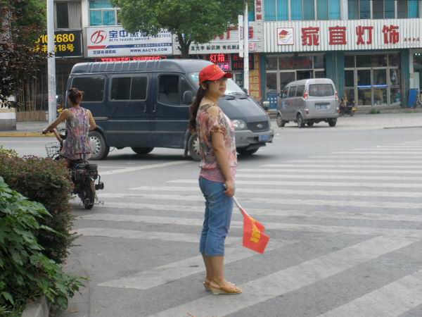 “講文明樹新風(fēng)”麥點(diǎn)員工爭做交通志愿者